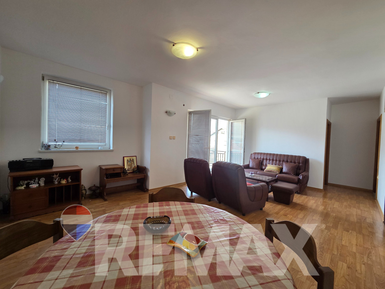 Stambeno-poslovni objekat Gradiška,3 etaže,parking, 2km od centra 6
