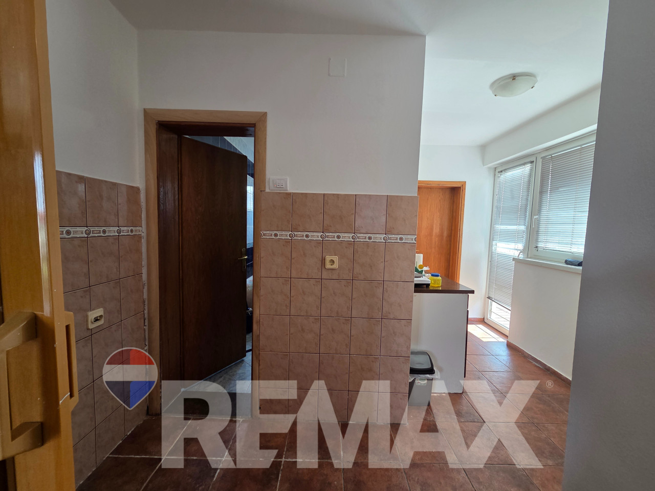 Stambeno-poslovni objekat Gradiška,3 etaže,parking, 2km od centra 7