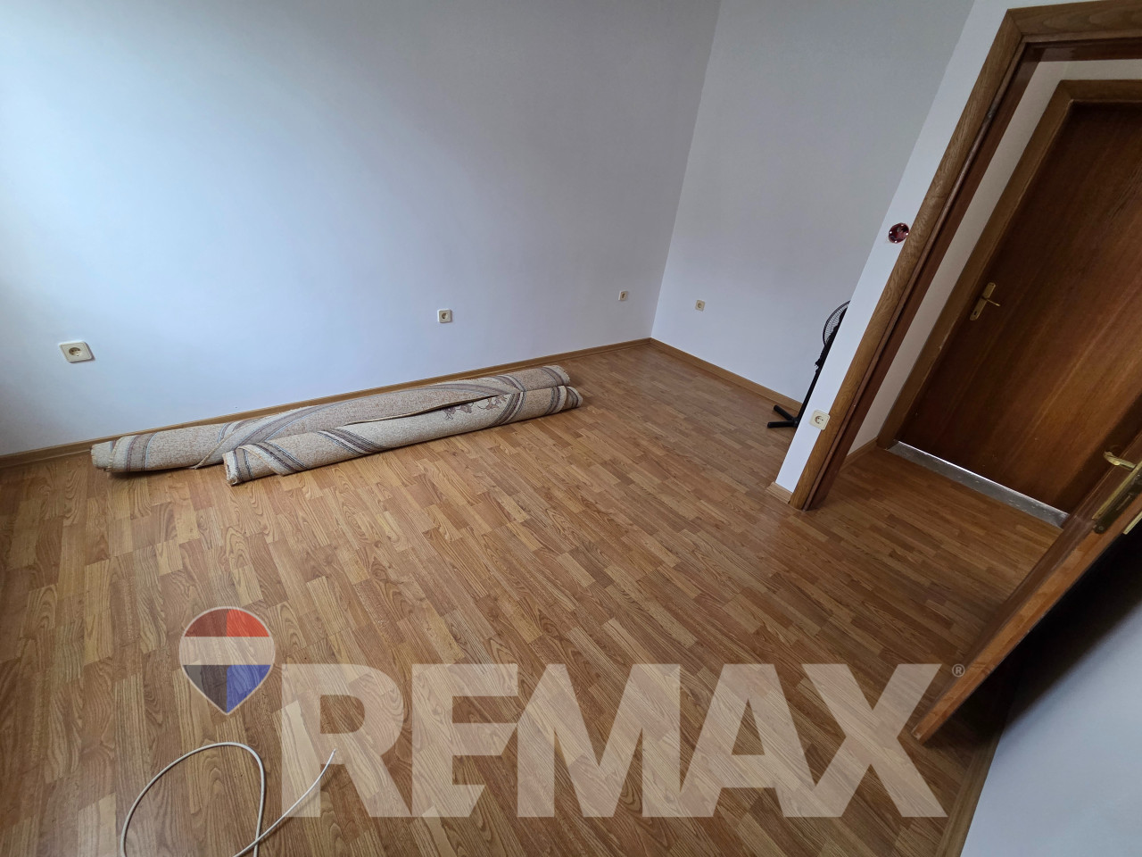 Stambeno-poslovni objekat Gradiška,3 etaže,parking, 2km od centra 12