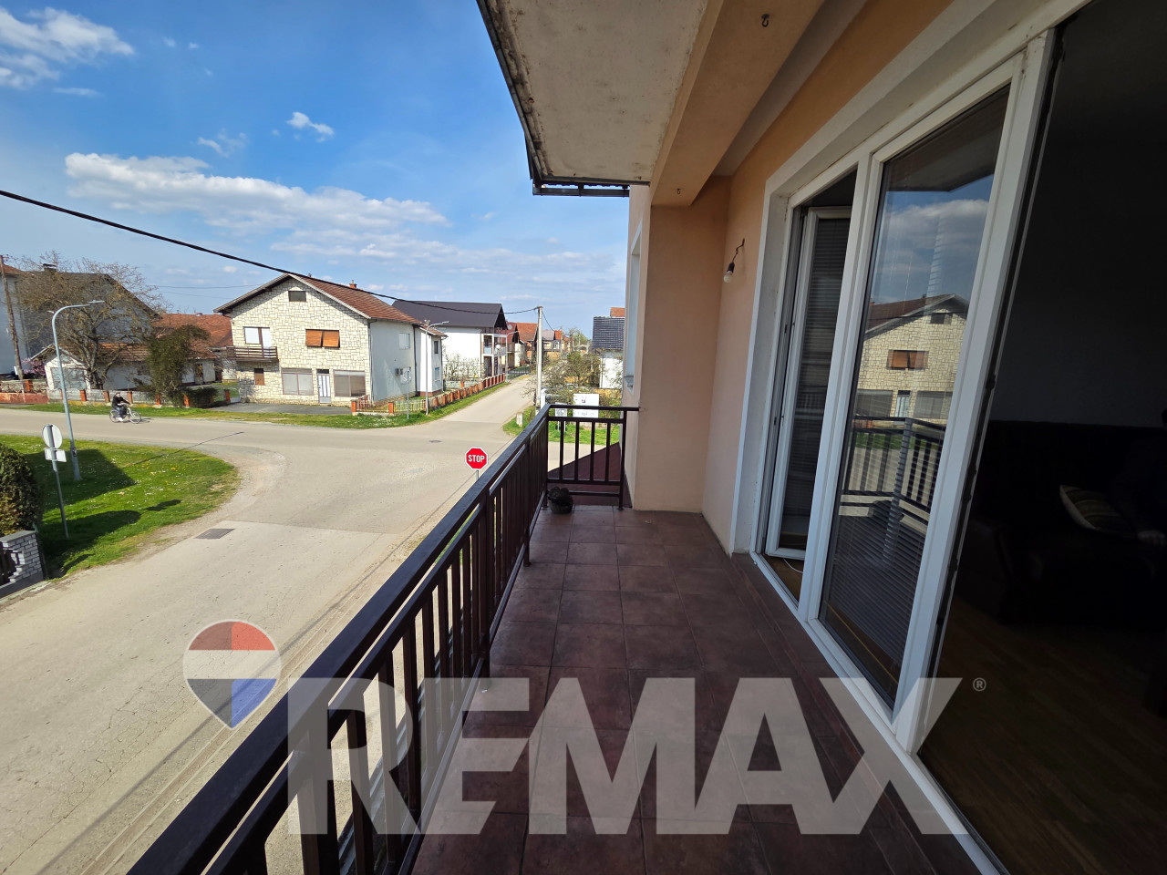 Stambeno-poslovni objekat Gradiška,3 etaže,parking, 2km od centra 17