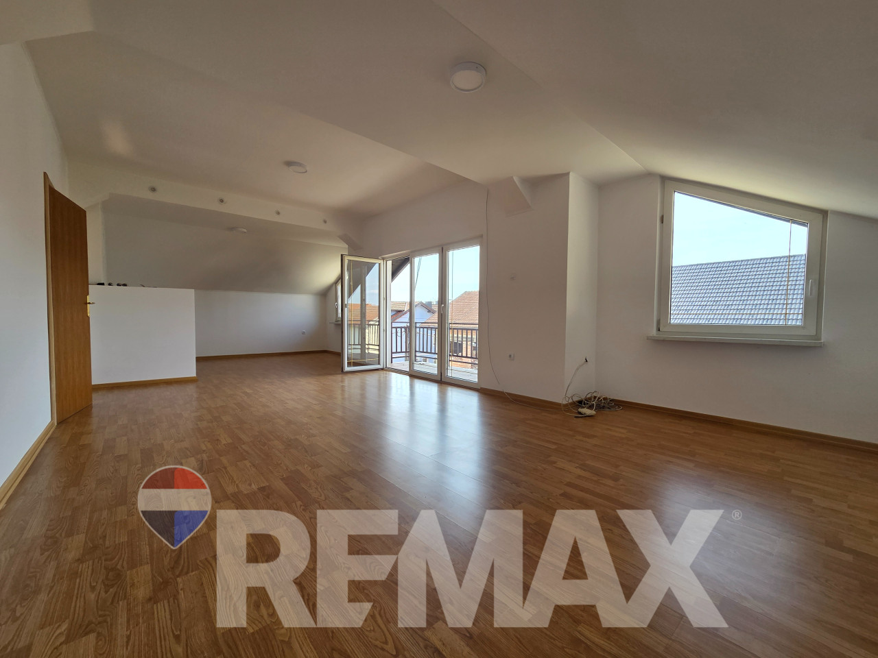 Stambeno-poslovni objekat Gradiška,3 etaže,parking, 2km od centra 21