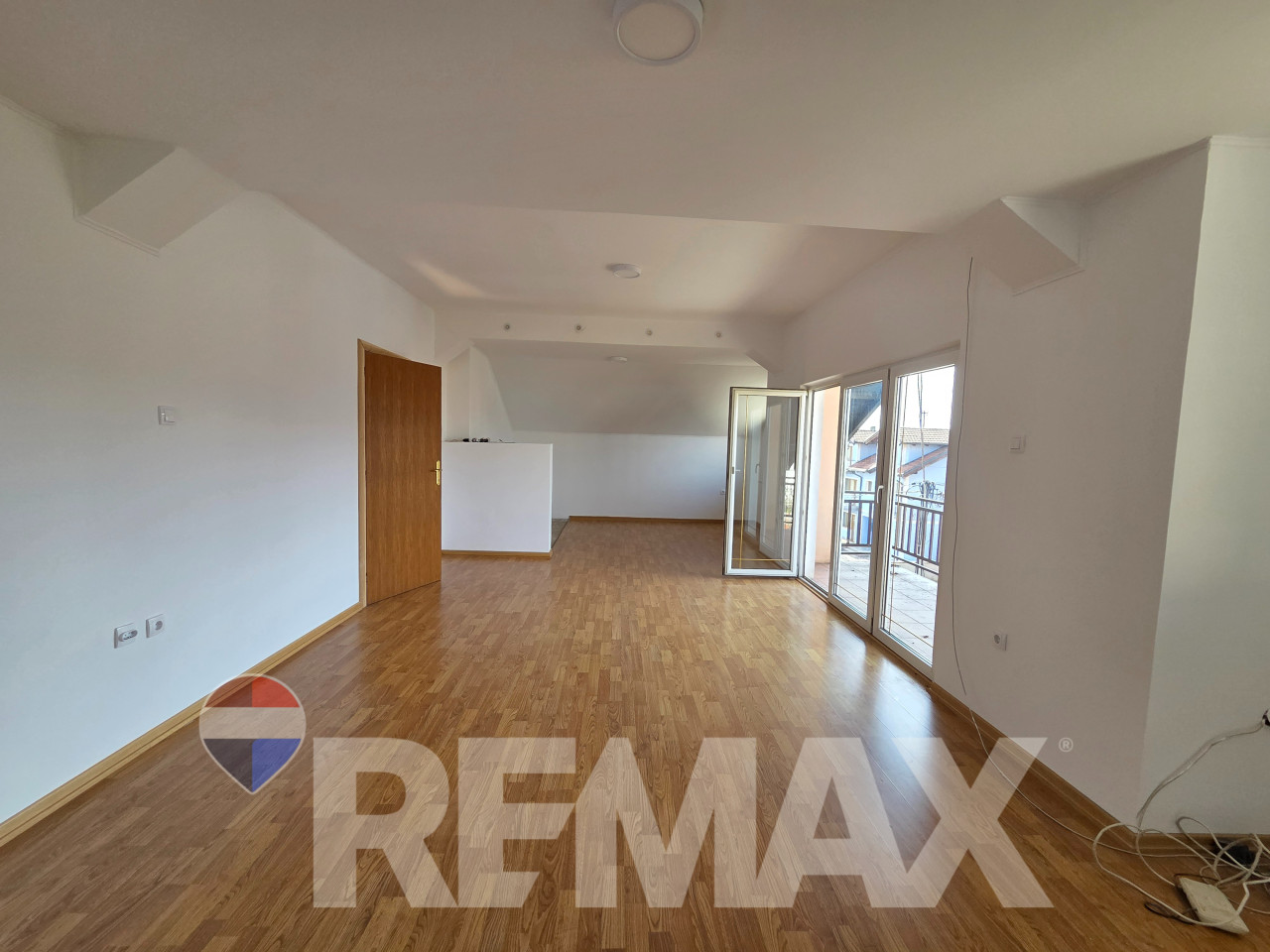 Stambeno-poslovni objekat Gradiška,3 etaže,parking, 2km od centra 22