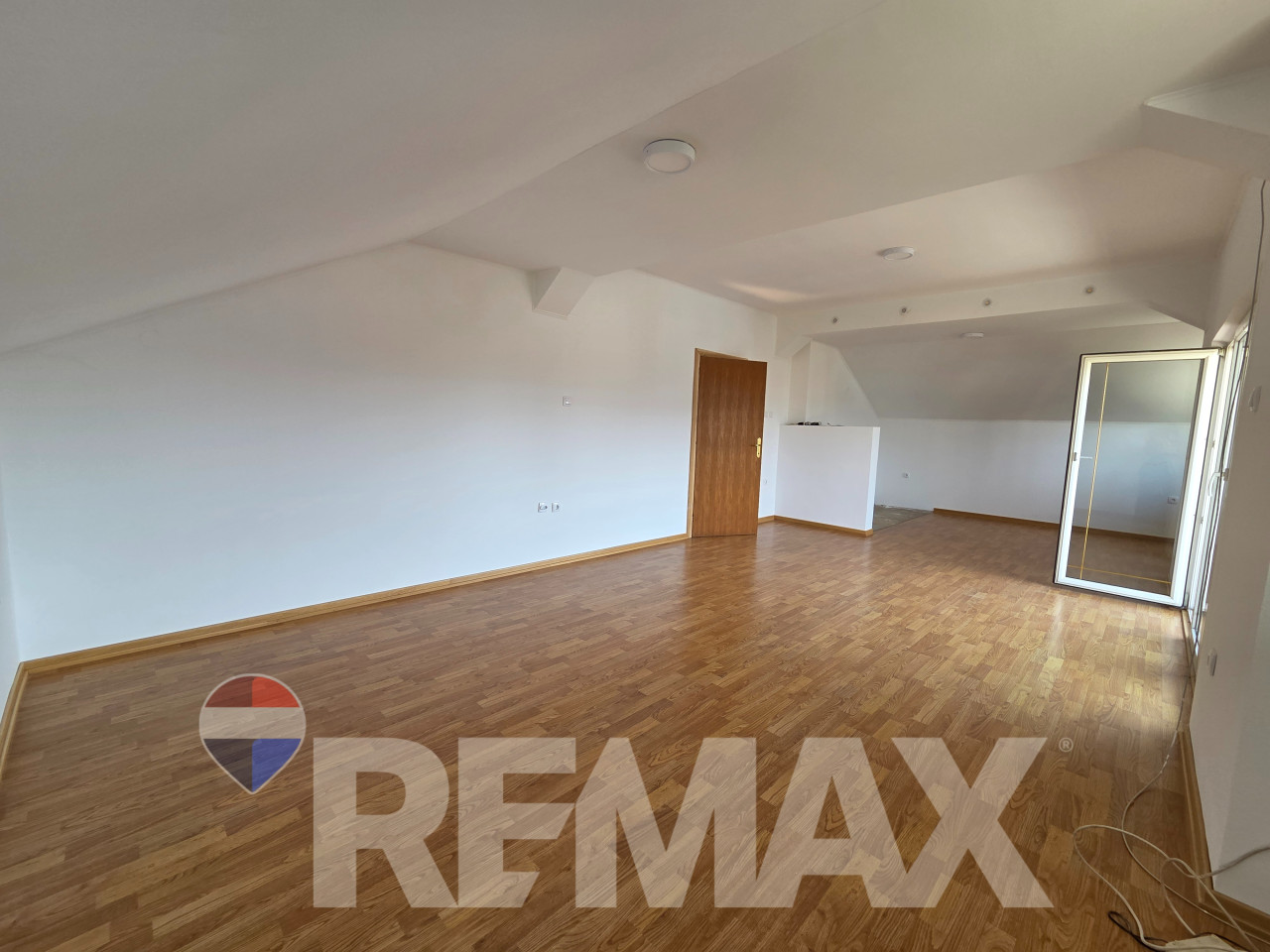 Stambeno-poslovni objekat Gradiška,3 etaže,parking, 2km od centra 23