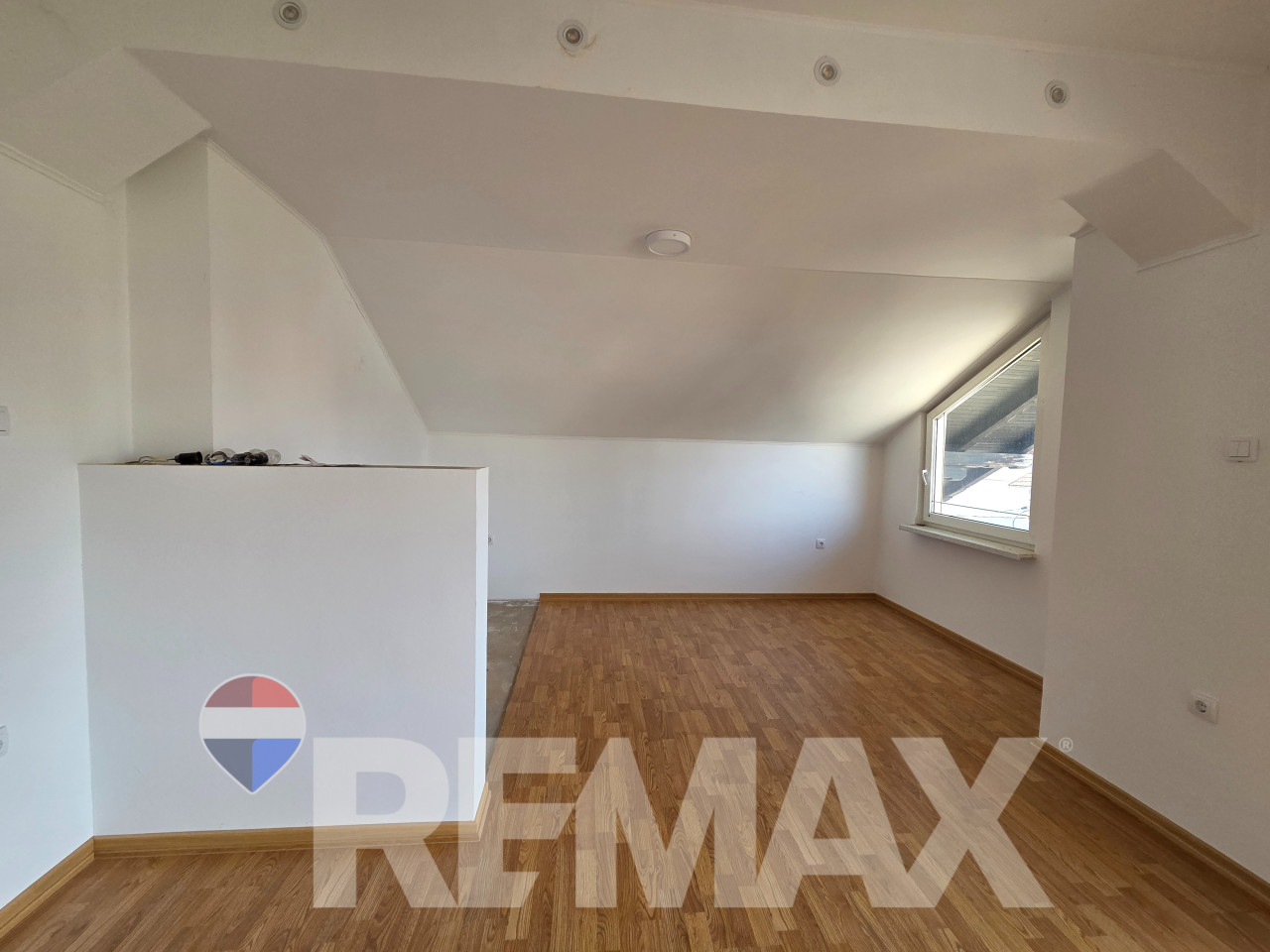 Stambeno-poslovni objekat Gradiška,3 etaže,parking, 2km od centra 24