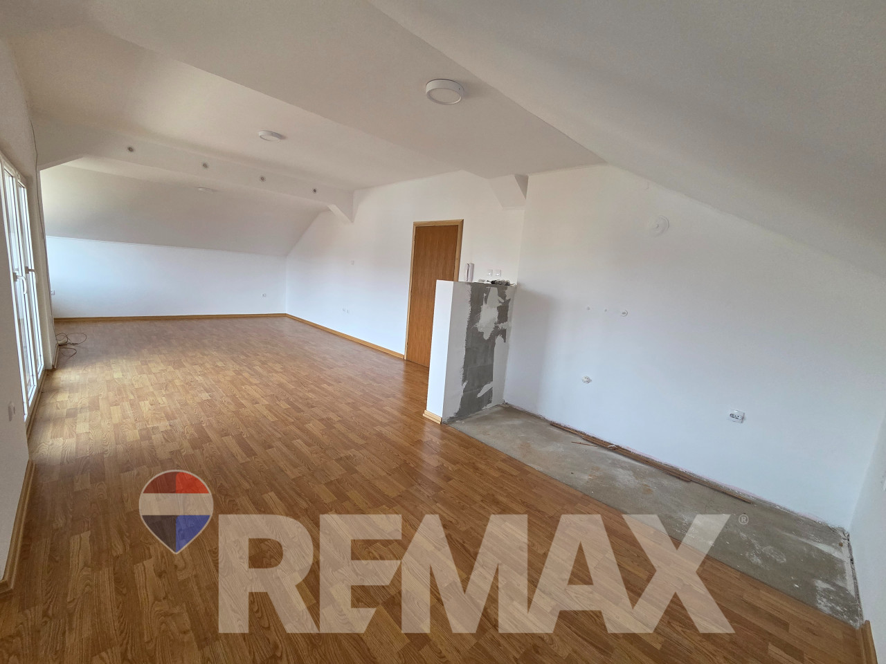 Stambeno-poslovni objekat Gradiška,3 etaže,parking, 2km od centra 25