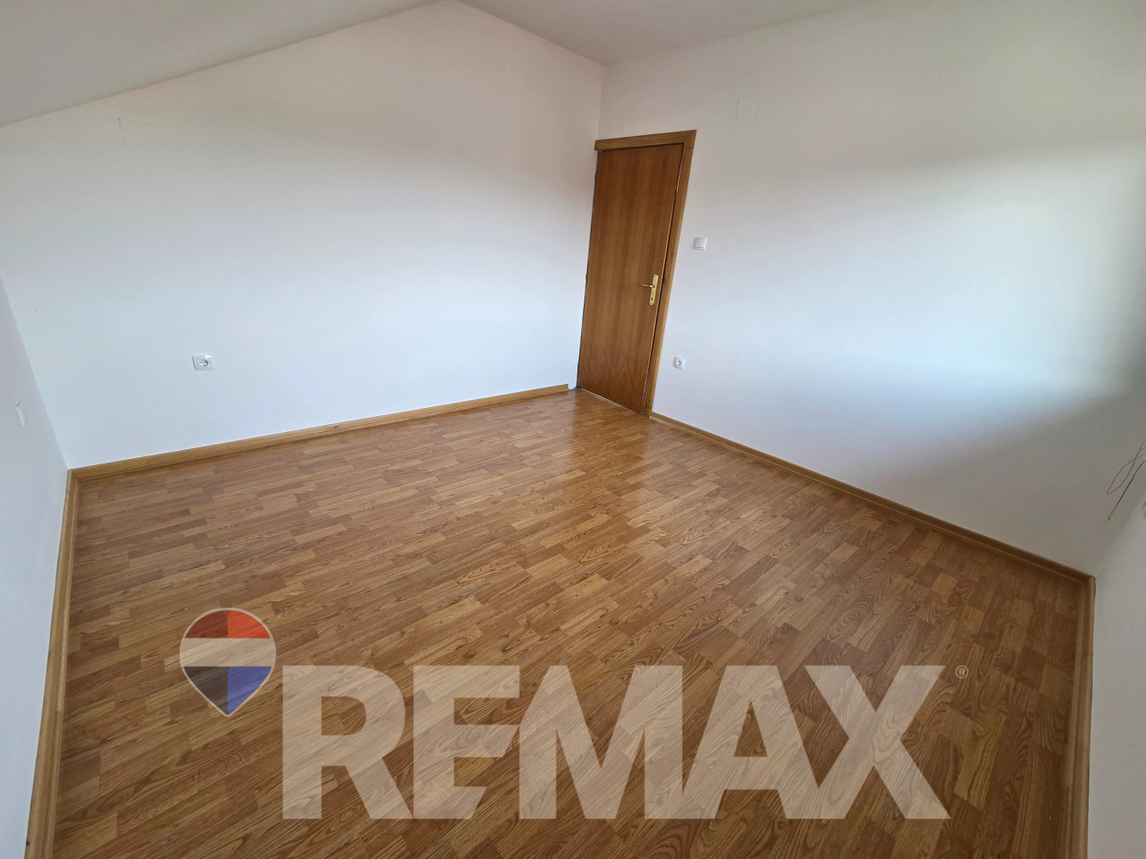 Stambeno-poslovni objekat Gradiška,3 etaže,parking, 2km od centra 26