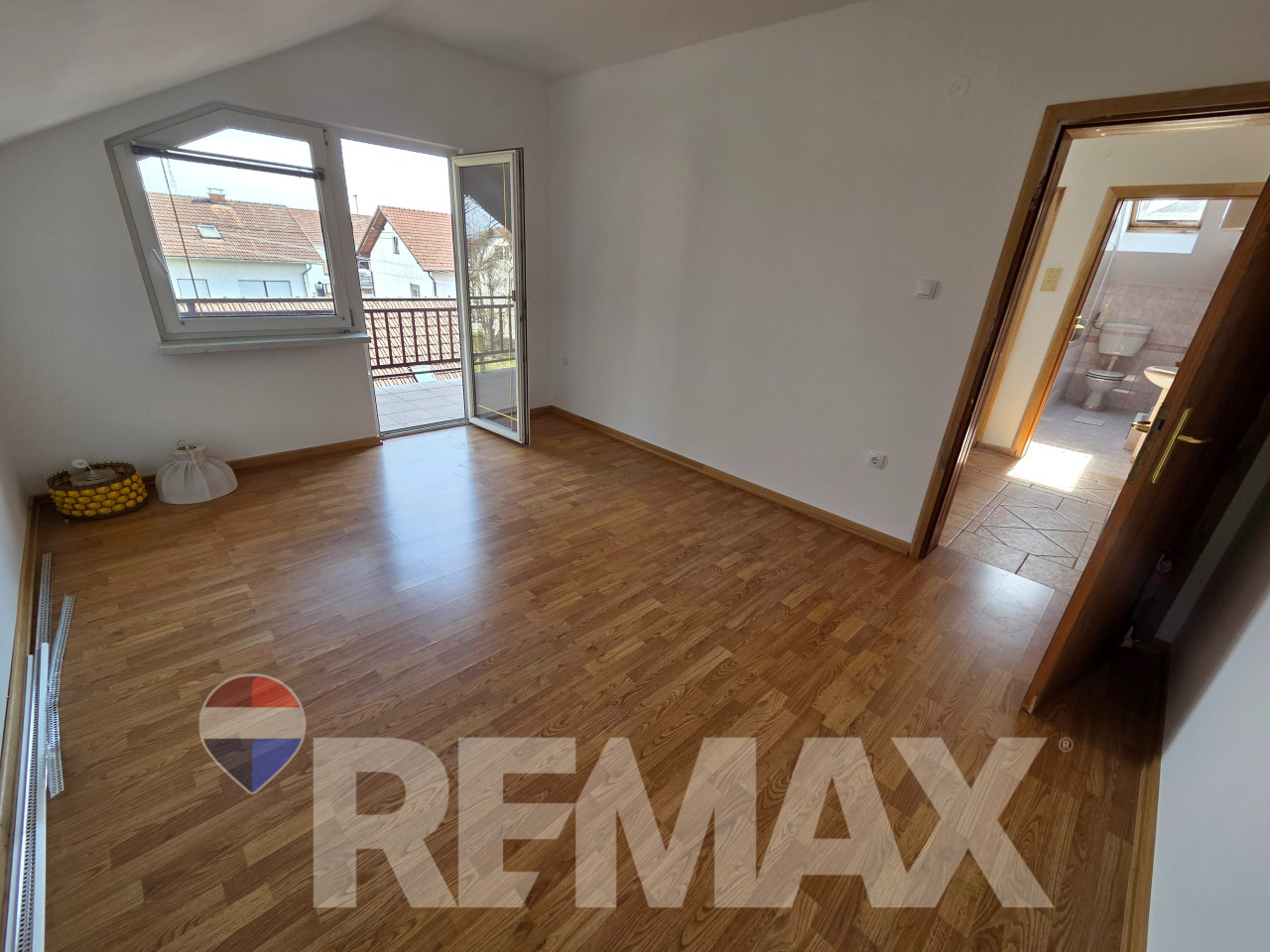 Stambeno-poslovni objekat Gradiška,3 etaže,parking, 2km od centra 27