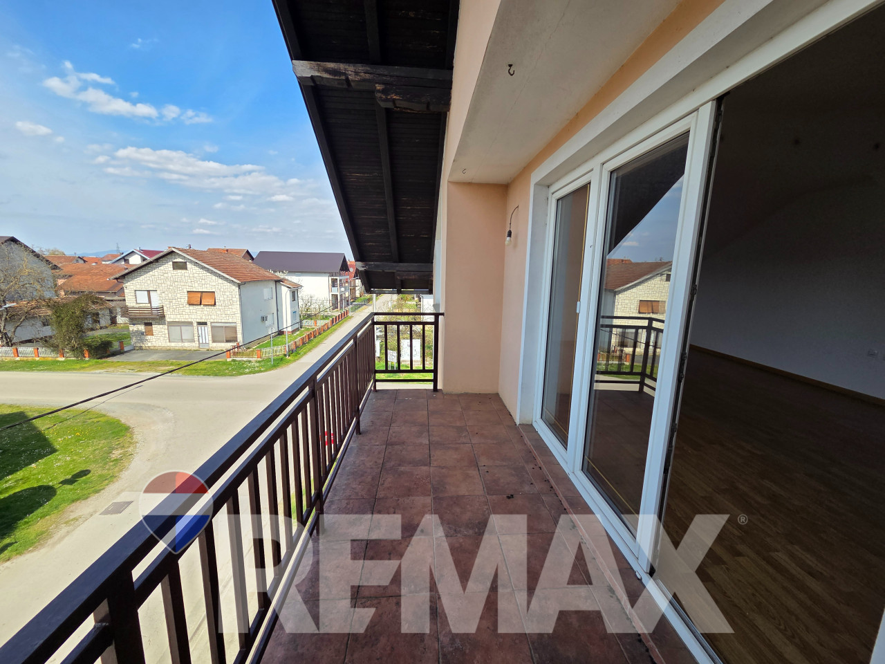Stambeno-poslovni objekat Gradiška,3 etaže,parking, 2km od centra 29