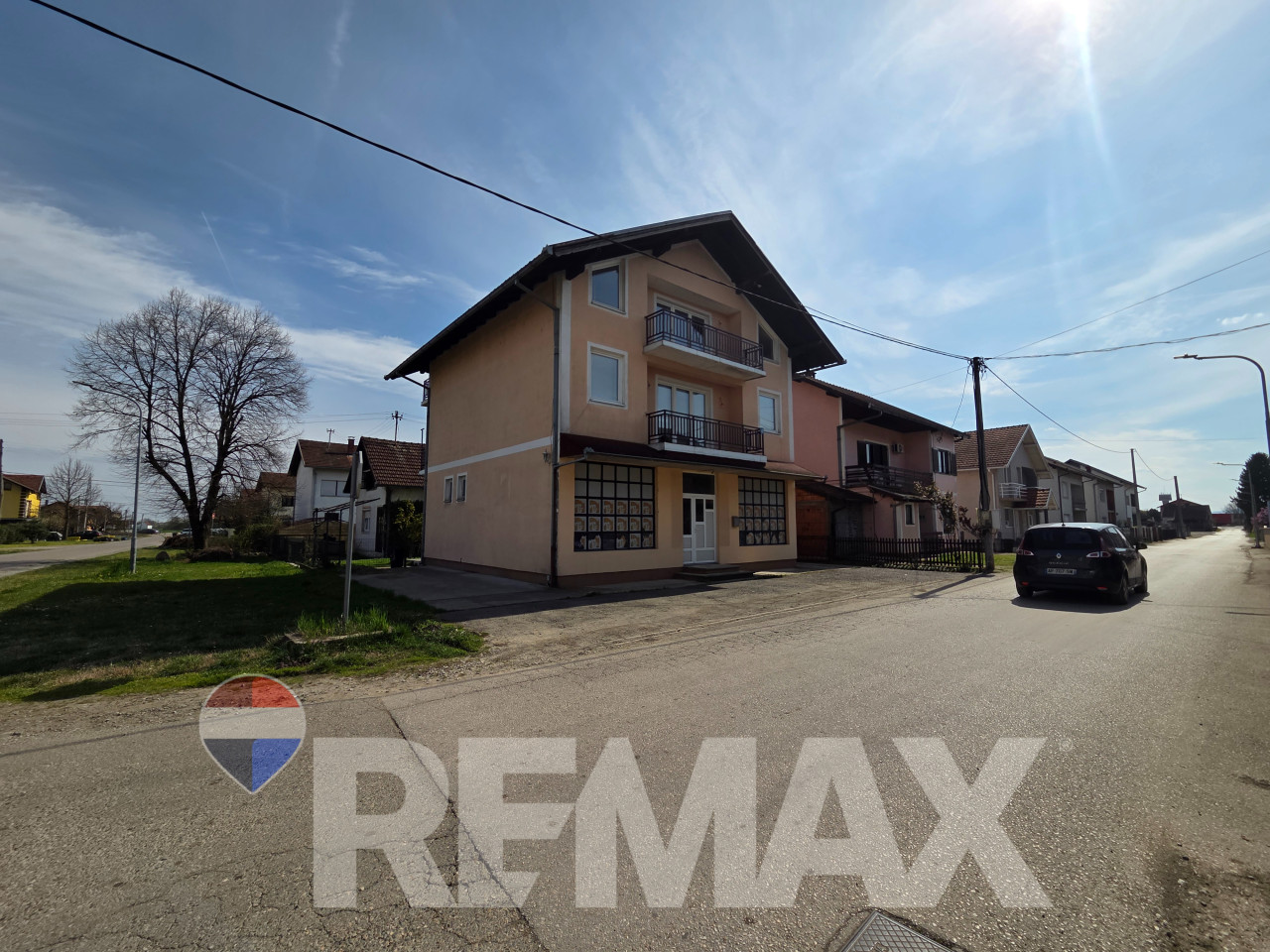 Stambeno-poslovni objekat Gradiška,3 etaže,parking, 2km od centra 31