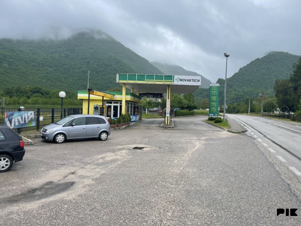 Benzinska stanica u Krupi na magistralnom putu Banja Luka-Jajce 2