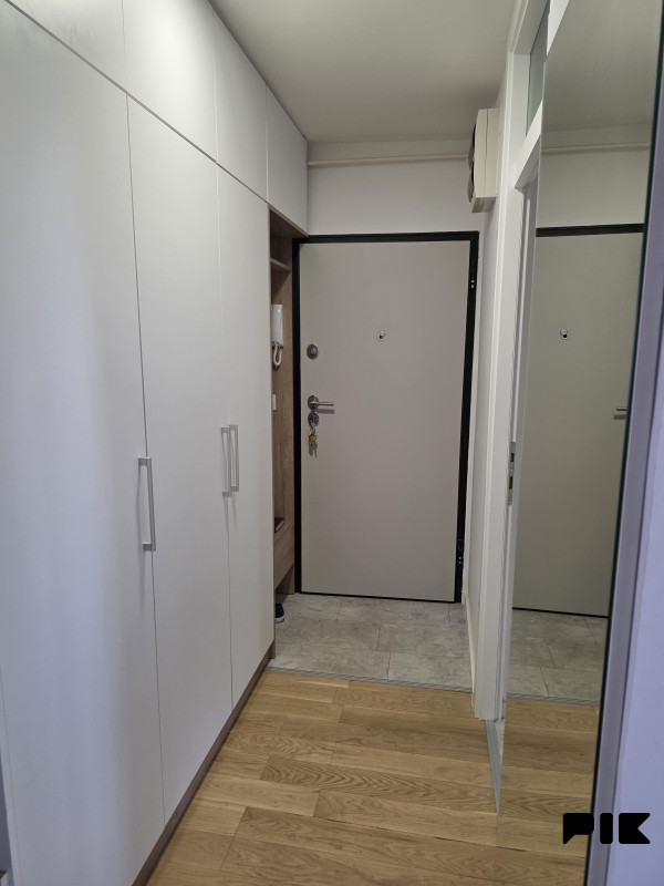 Luksuzno opremljen trosoban stan na Dobrinji 7