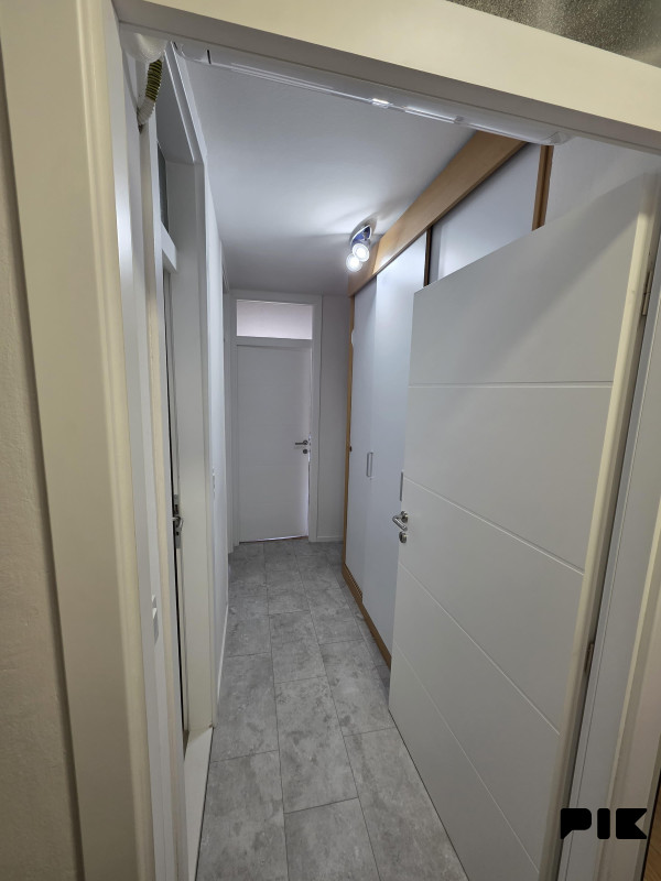 Luksuzno opremljen trosoban stan na Dobrinji 8