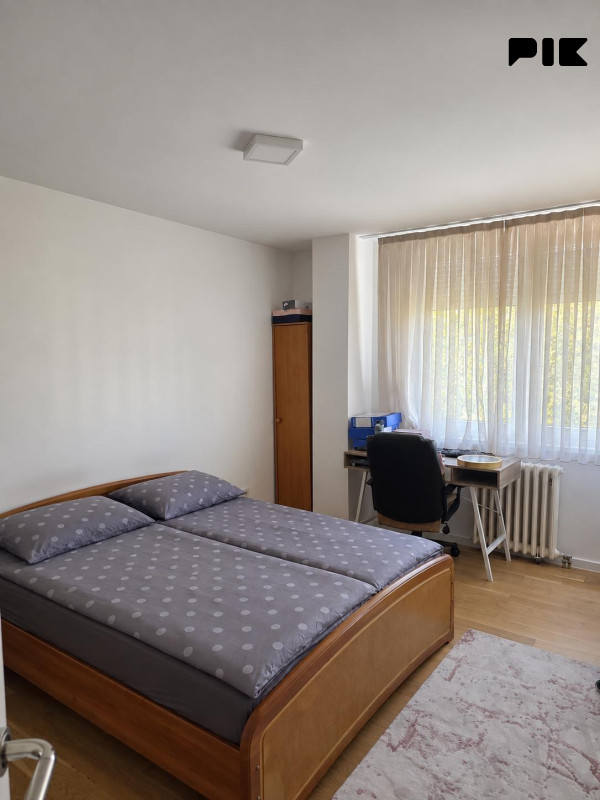 Luksuzno opremljen trosoban stan na Dobrinji 13