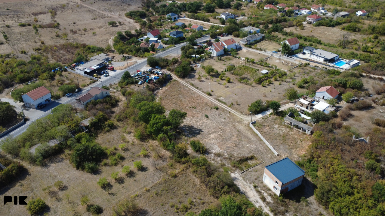 Građevinsko zemljište Mostar 600-900m2 2