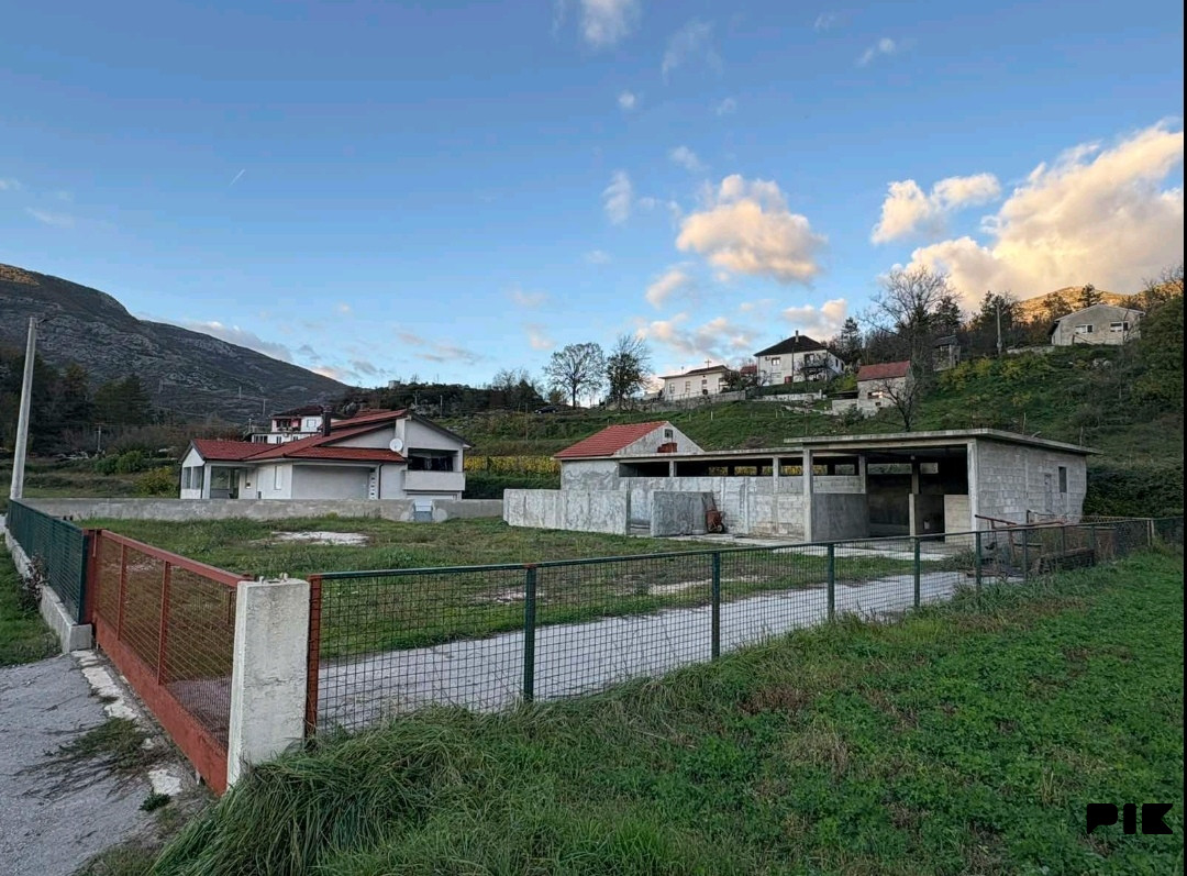 Zemljište i kuća u izgradnji Ušće.Trebinje 2