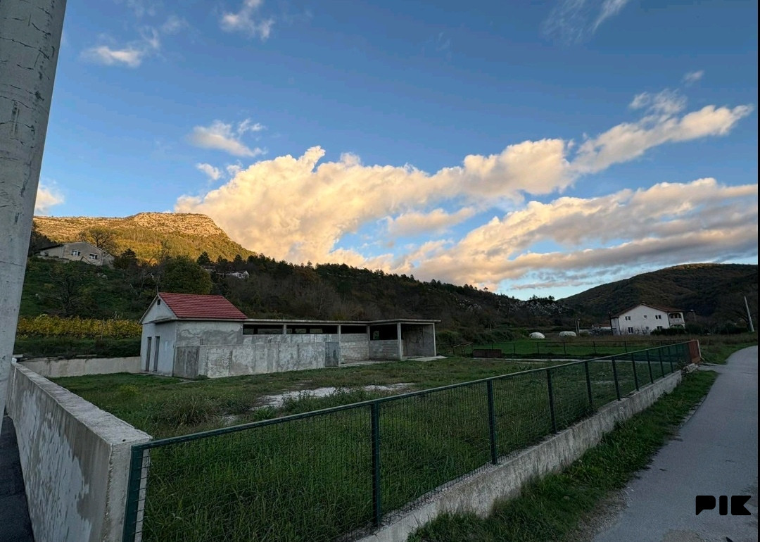 Zemljište i kuća u izgradnji Ušće.Trebinje 3