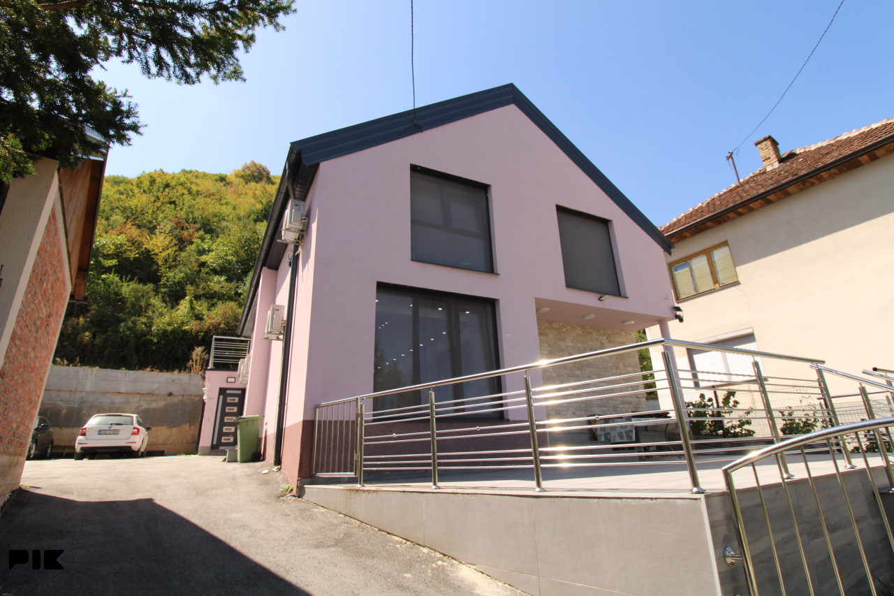 PRO COST | KUĆA SA DVA APARTMANA, VELIKIM DVORIŠTEM I TERASOM