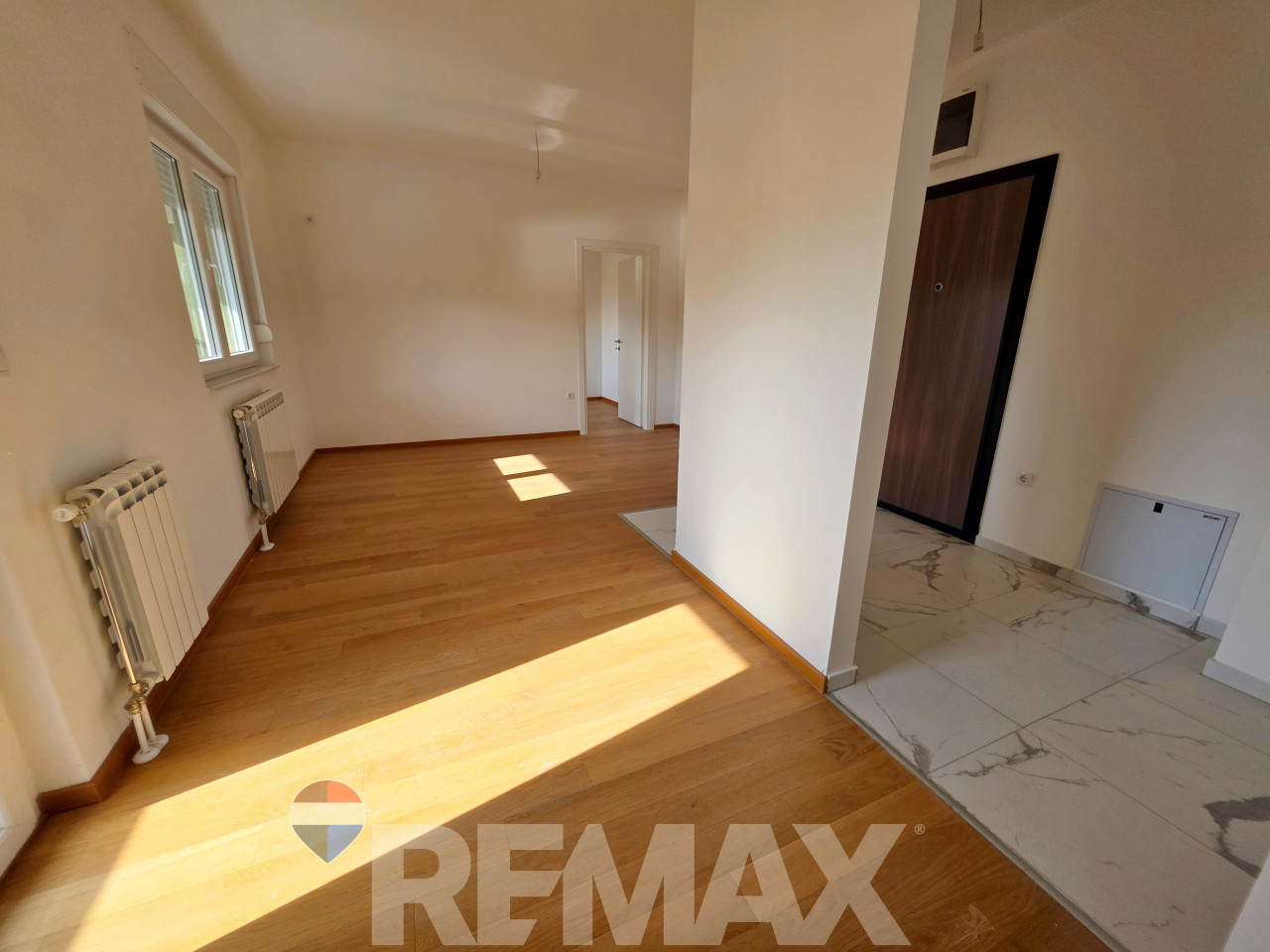 Nenamješten dvosoban stan 50m2 na Mejdanu 4