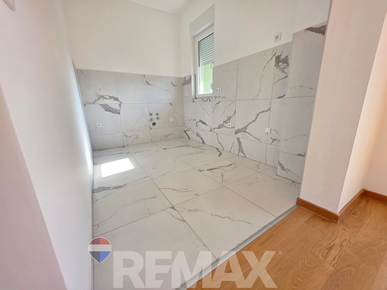 Nenamješten dvosoban stan 50m2 na Mejdanu 5