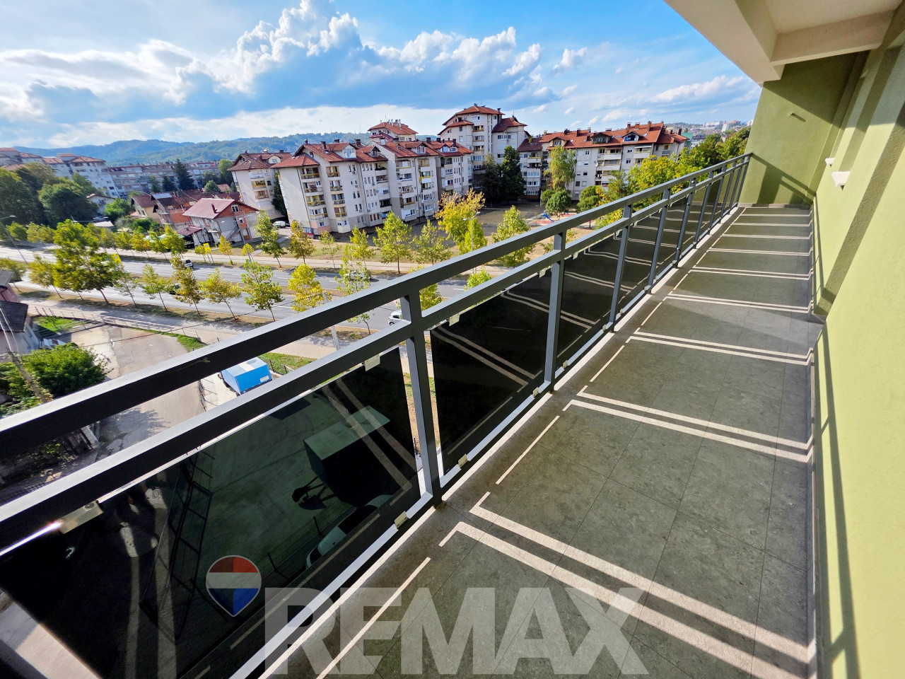 Nenamješten dvosoban stan 50m2 na Mejdanu 9