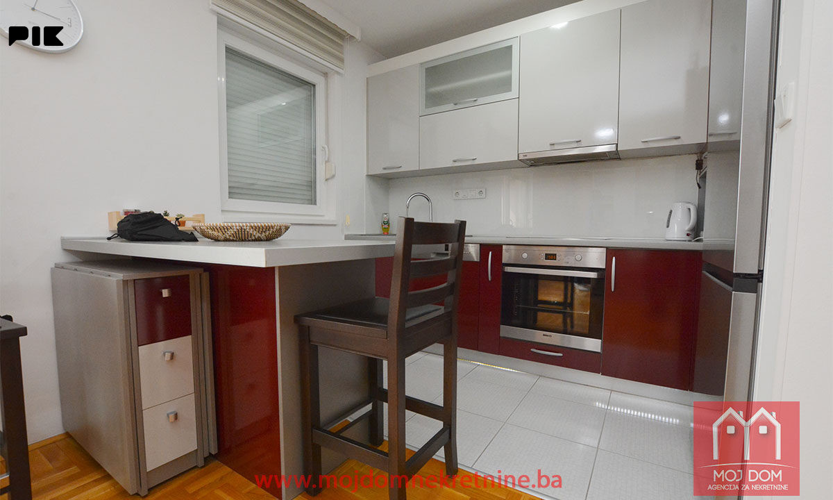 Trosoban stan sa balkonom i garazom 57,75m2 Miljacka 6