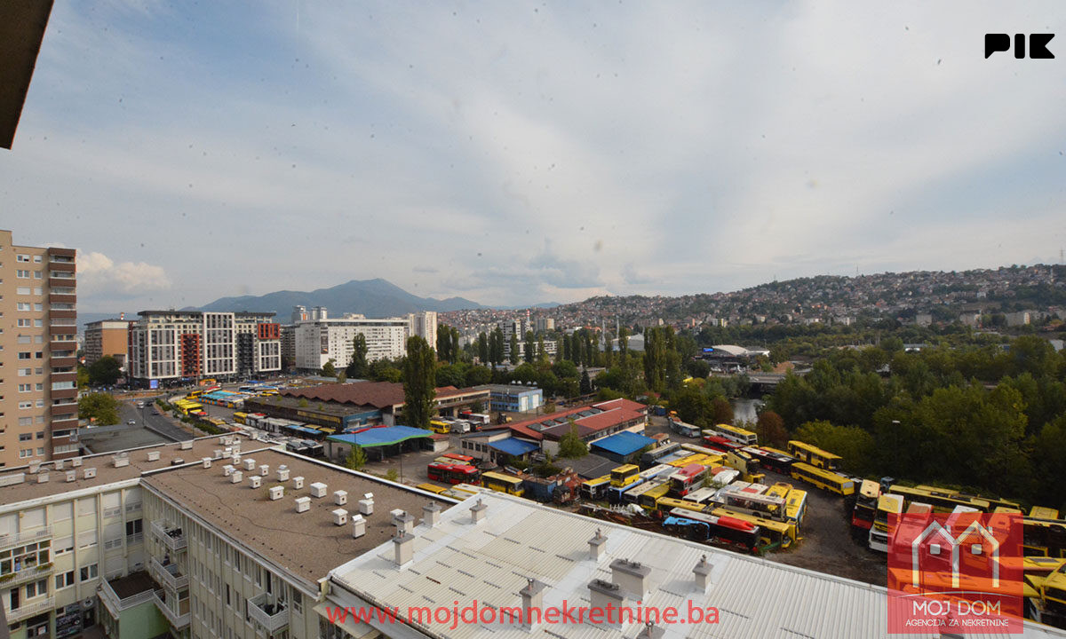 Trosoban stan sa balkonom i garazom 57,75m2 Miljacka 24