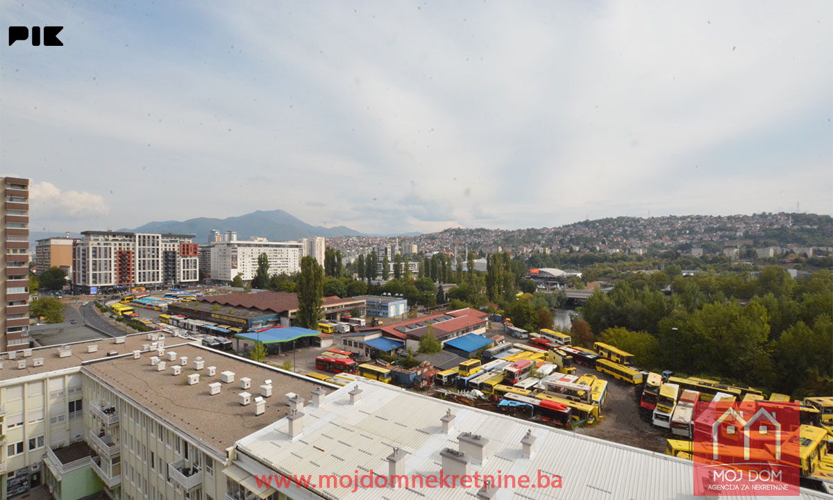 Trosoban stan sa balkonom i garazom 57,75m2 Miljacka 25