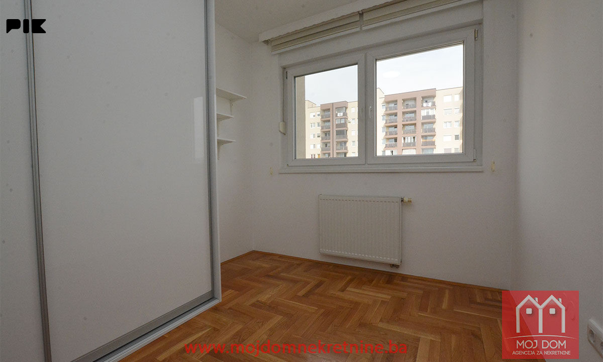 Trosoban stan sa balkonom i garazom 57,75m2 Miljacka 11