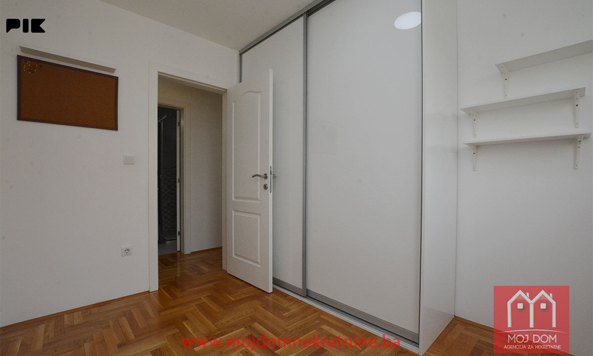 Trosoban stan sa balkonom i garazom 57,75m2 Miljacka 12