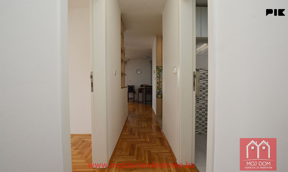 Trosoban stan sa balkonom i garazom 57,75m2 Miljacka 19