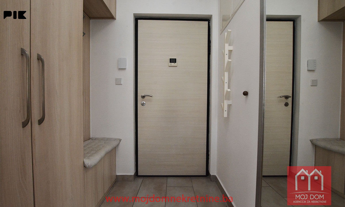 Trosoban stan sa balkonom i garazom 57,75m2 Miljacka 20