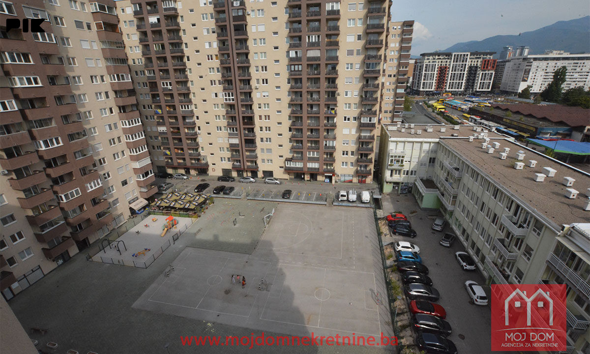 Trosoban stan sa balkonom i garazom 57,75m2 Miljacka 21