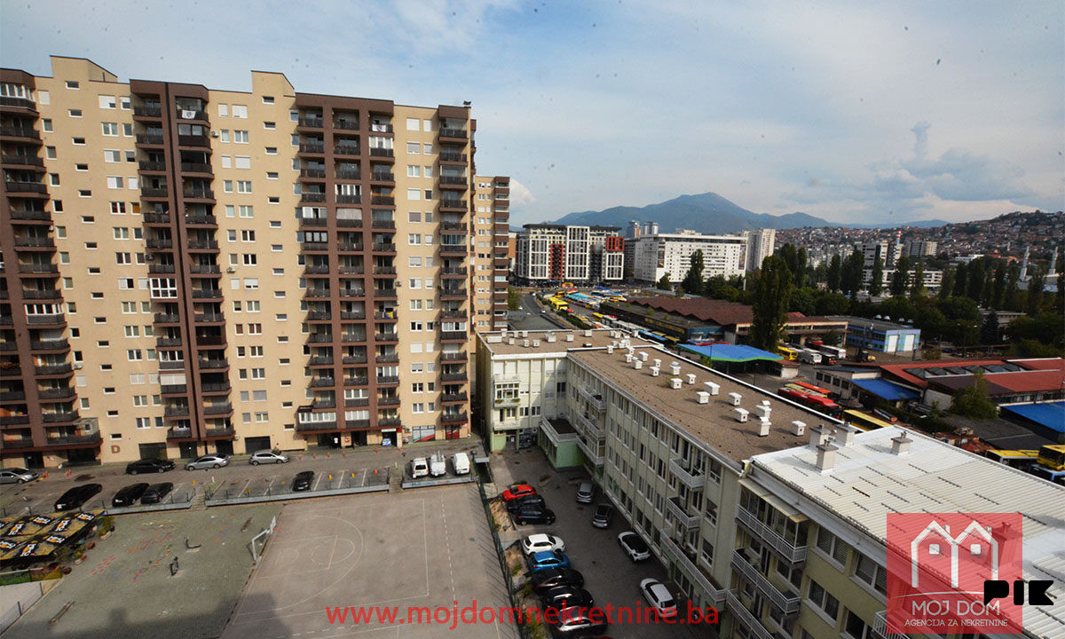 Trosoban stan sa balkonom i garazom 57,75m2 Miljacka 22