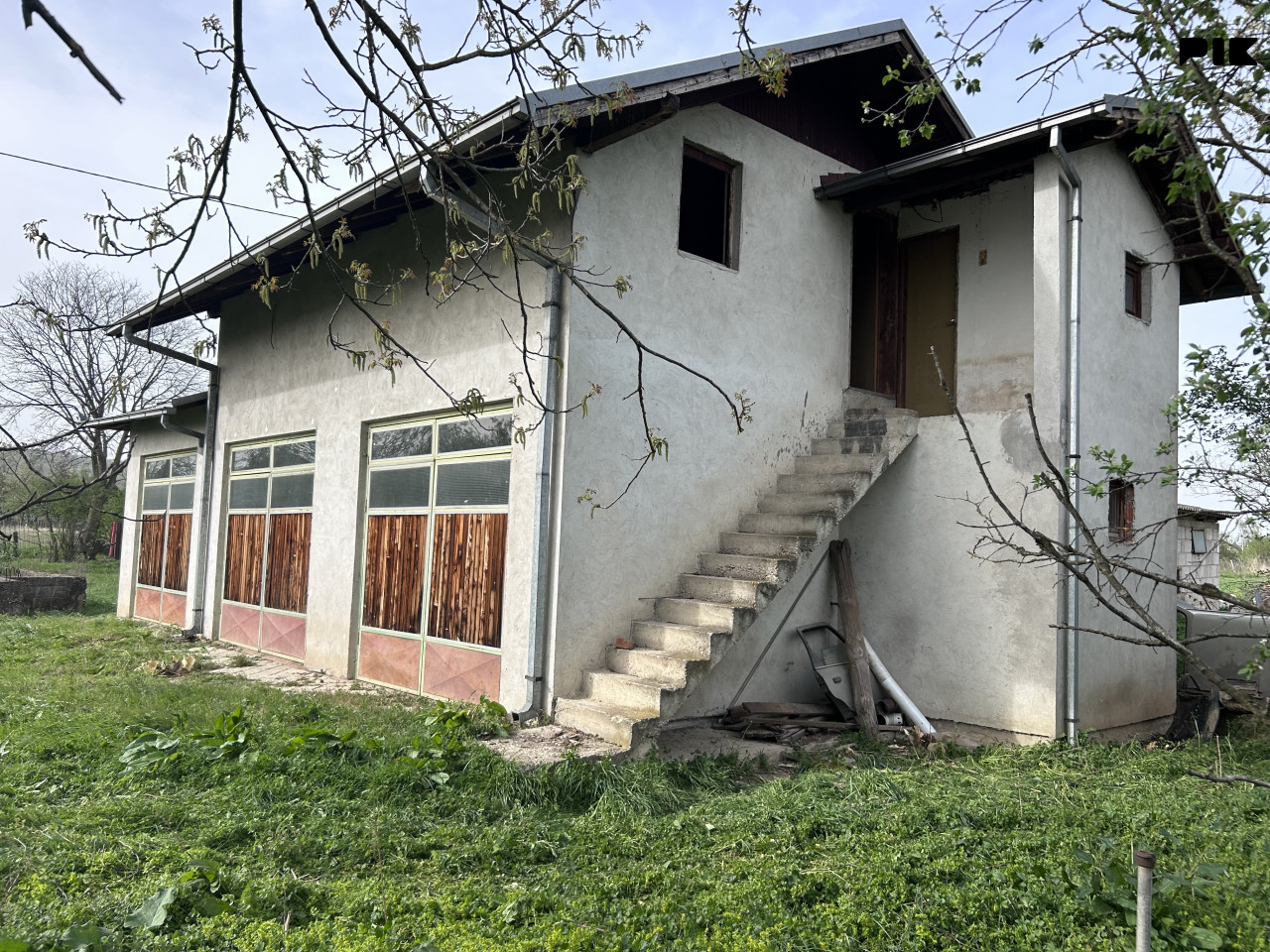 Kuća u Laktašima sa zemljistem, 1 km od centra