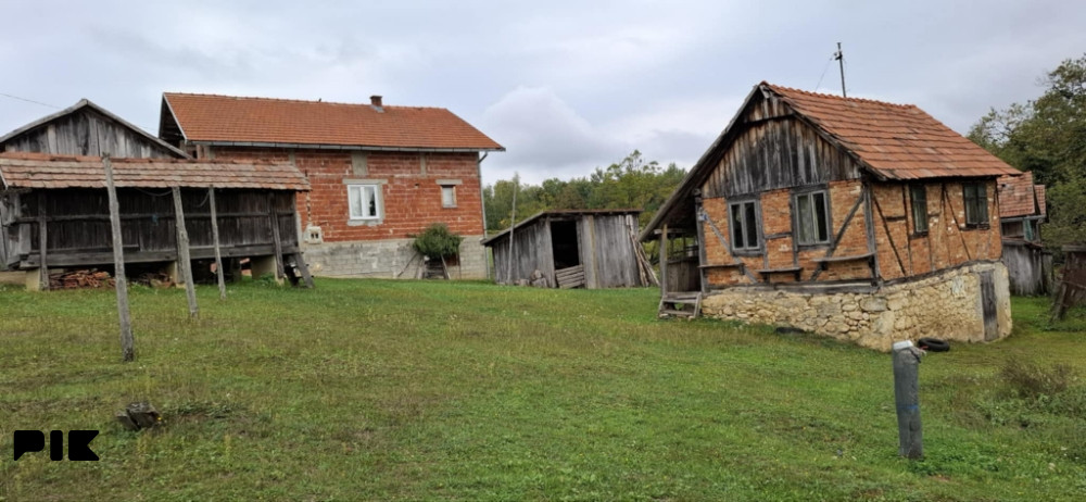 Kuća Kostajnica . Kuca zemlja suma njive sve u kompletu oko 70 du