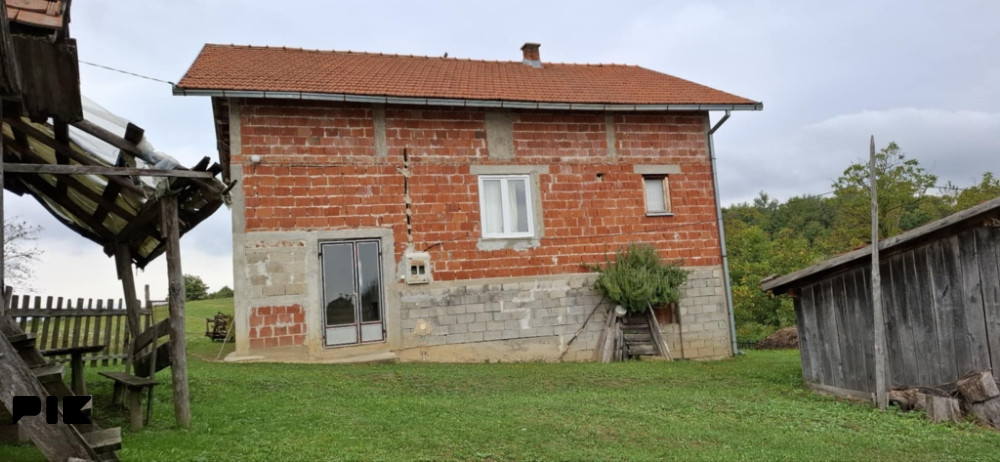 Kuća Kostajnica . Kuca zemlja suma njive sve u kompletu oko 70 du 2