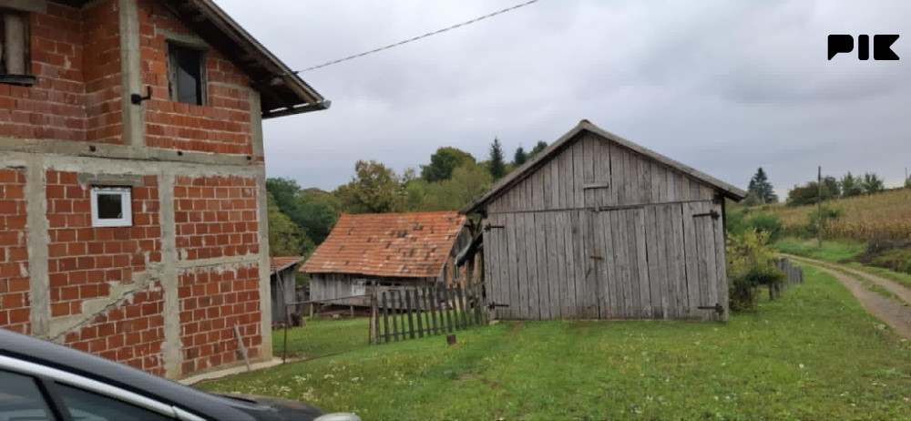 Kuća Kostajnica . Kuca zemlja suma njive sve u kompletu oko 70 du 6