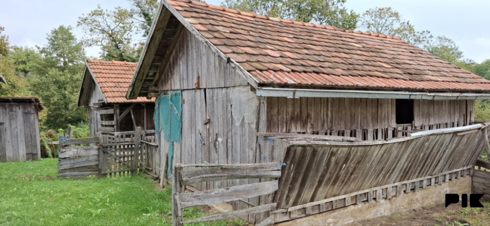 Kuća Kostajnica . Kuca zemlja suma njive sve u kompletu oko 70 du 7