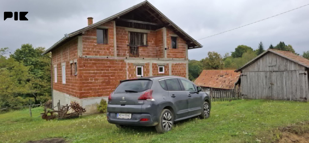 Kuća Kostajnica . Kuca zemlja suma njive sve u kompletu oko 70 du 9