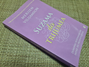 Suzama do trijumfa, Merijen Vilijamson