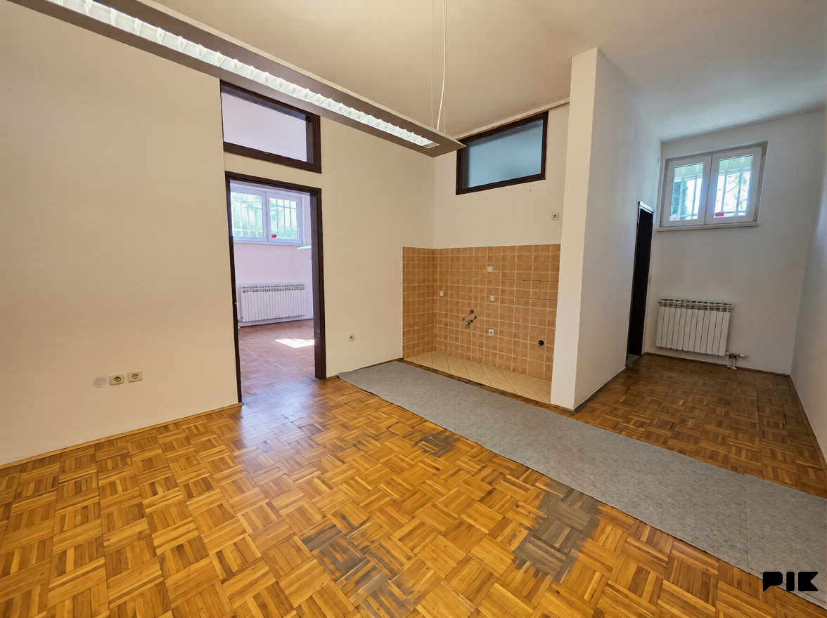 Poslovni prostori Sarajevo - Centar,Šip 50 m2-višenamjenski,najam 3