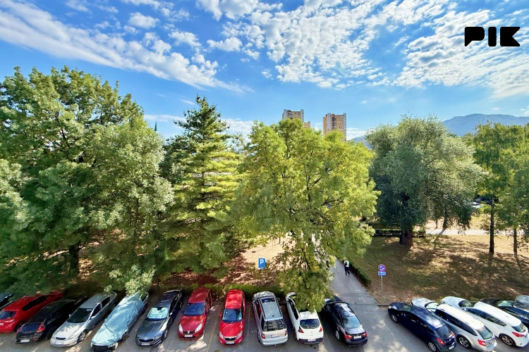 Izuzetan trosoban stan, Grbavica