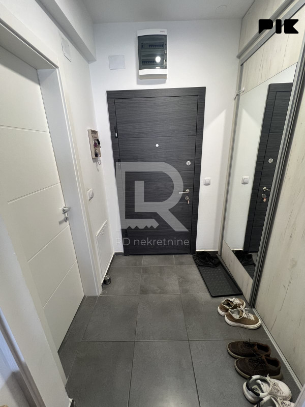 Na prodaju namješten dvosoban stan 45 m2, novogradnja Borik 7