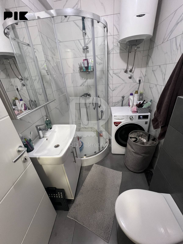 Na prodaju namješten dvosoban stan 45 m2, novogradnja Borik 9