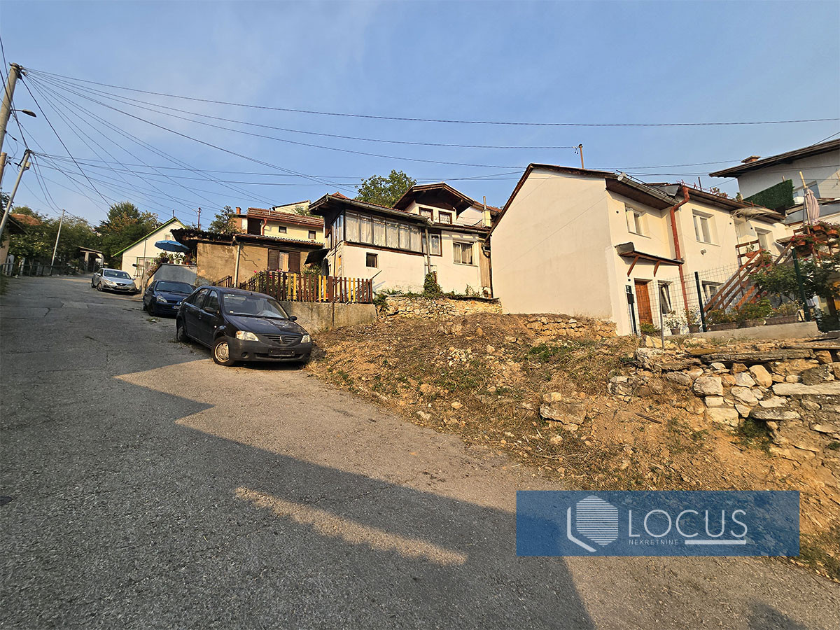 LOCUS: Parcela, Bakije Sokak, Vratnik 3