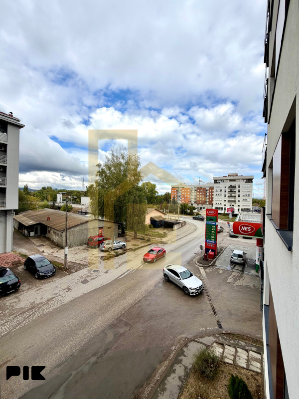 Iznajmljujemo trosoban stan sa garažom, naselje Ada 25