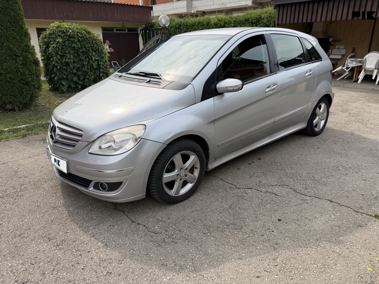 Mercedes-Benz B 180