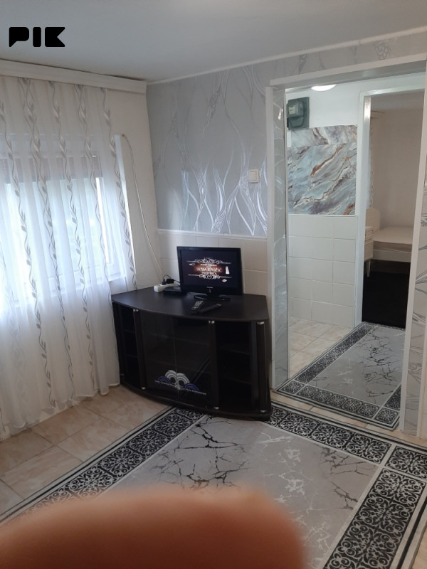 Iznajmljujem 2 sobe kupatilo i hodnik.Raduša Tešanj Kirija 150 km 5