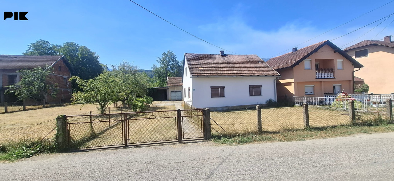 Prizemna kuća na parceli 1016 m2; Bihać-Žegar