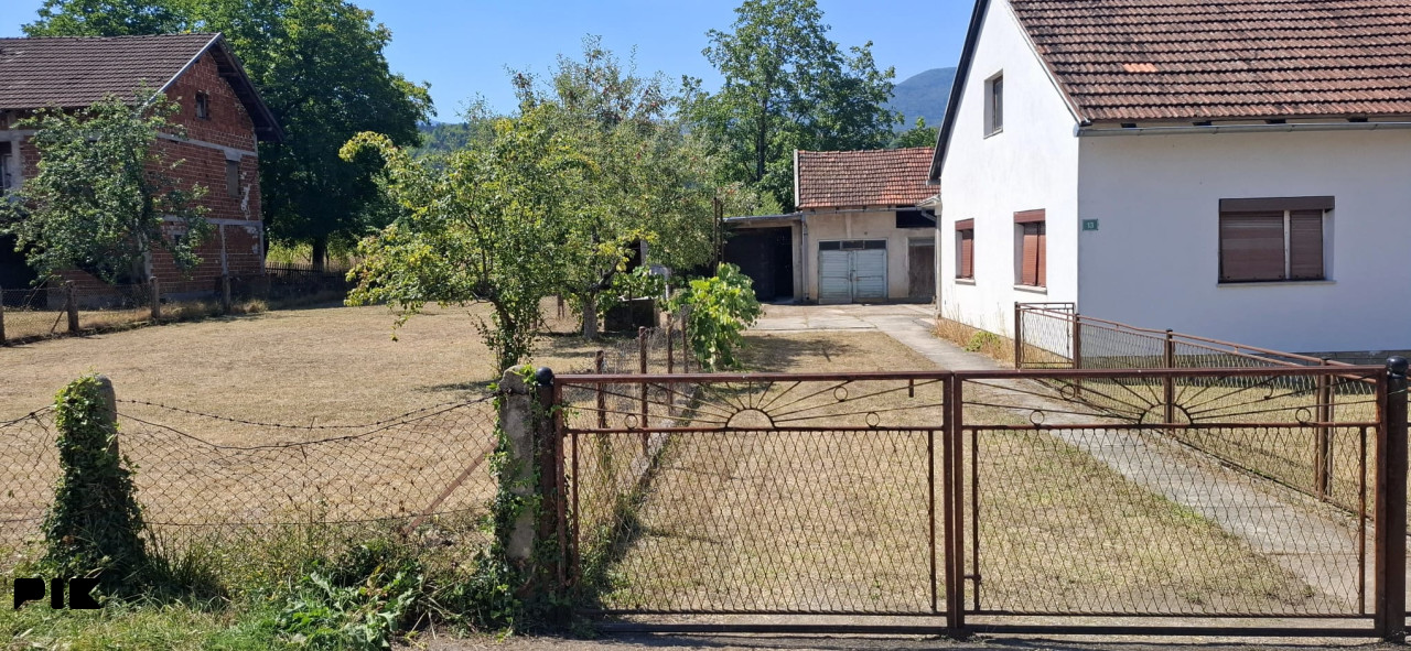 Prizemna kuća na parceli 1016 m2; Bihać-Žegar 2